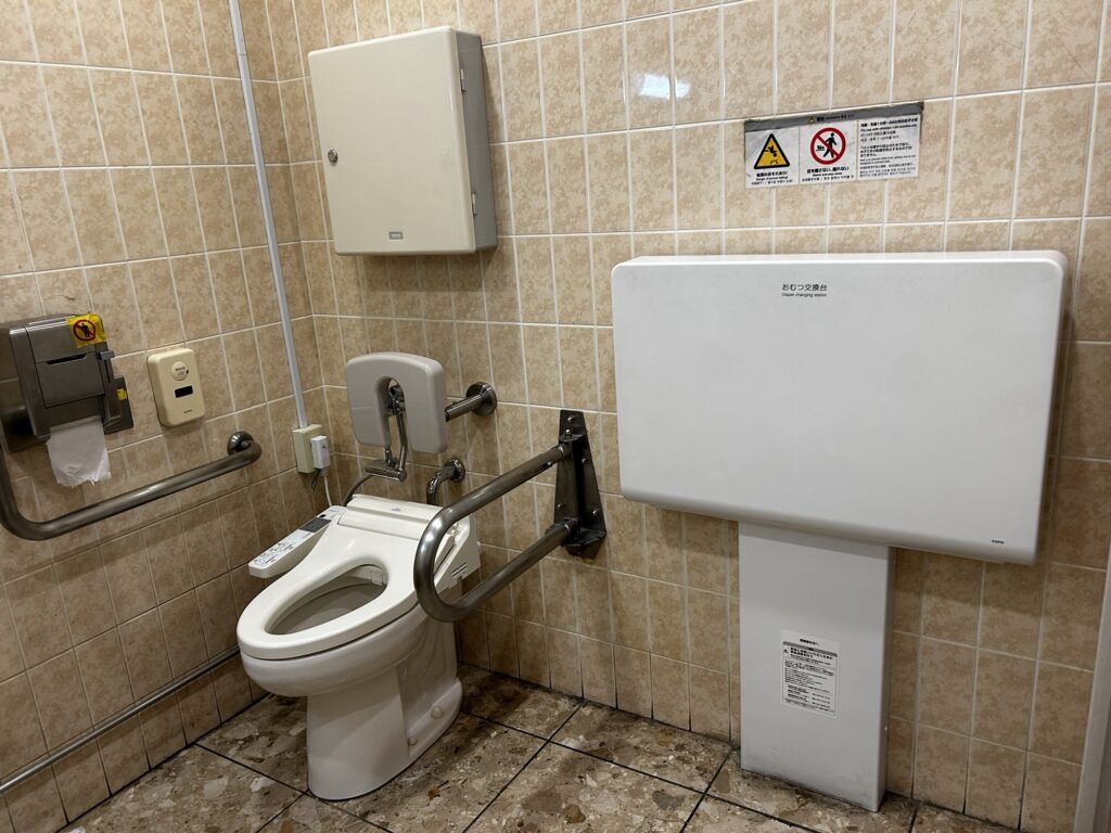トイレとおむつ交換台