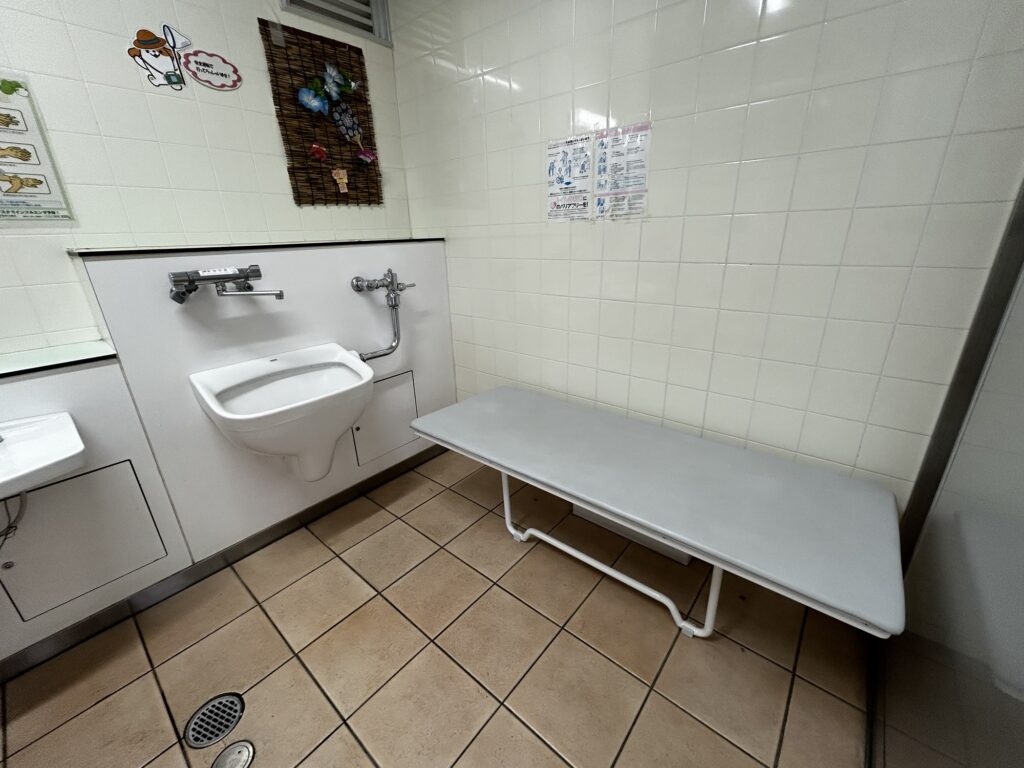 多機能トイレ内の介護ベッドとオストメイト
