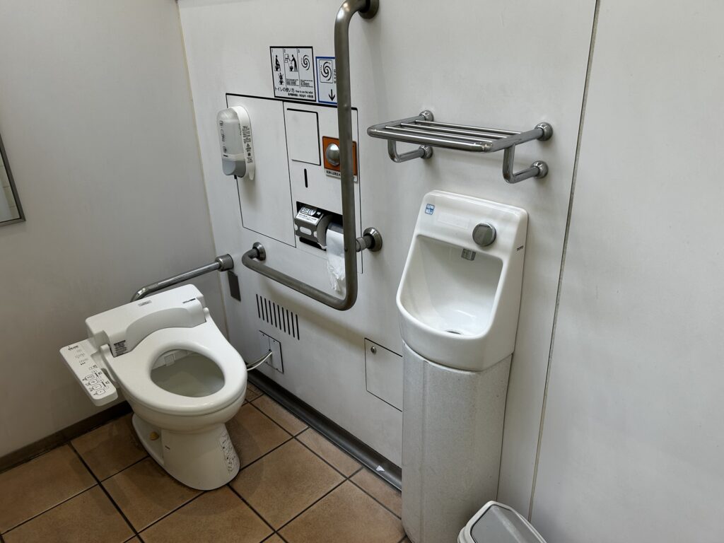 男性側トイレ内多目的トイレ。