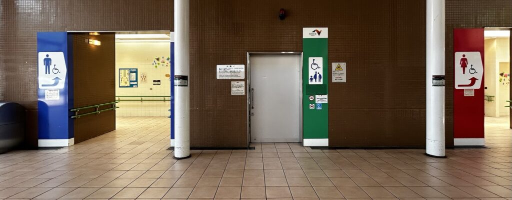 談合坂SA入り口がわトイレ棟の様子。向かって左から男性用・多機能トイレ・女性用と分かれている