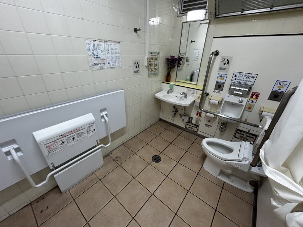出口側多機能トイレの様子