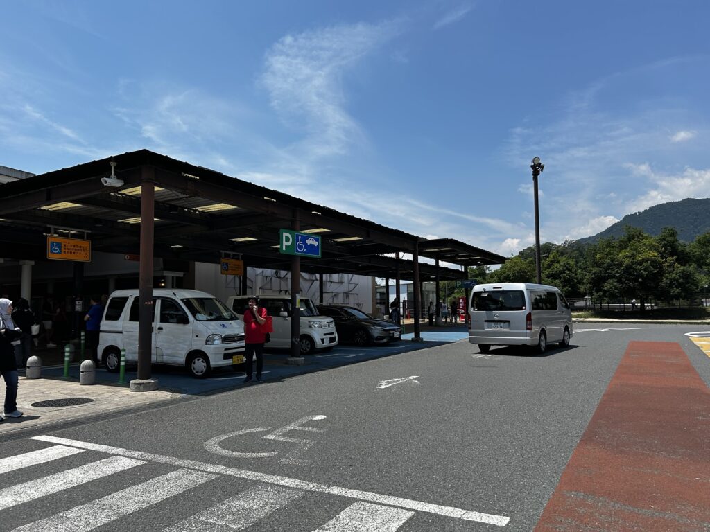 SA出口側身障者用駐車スペース