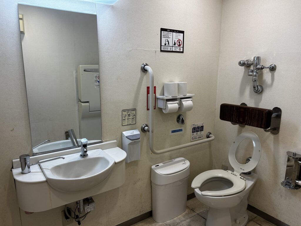 12階の多目的トイレには温水洗浄はありません（他のフロアはほぼついています）
