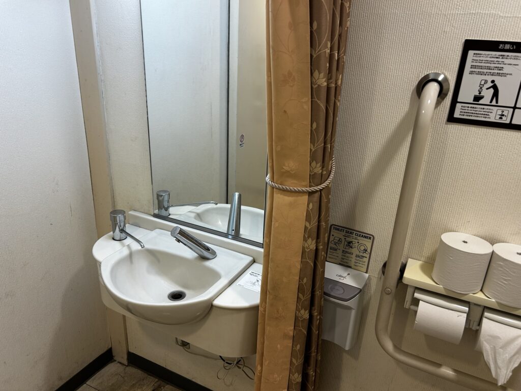 間仕切りカーテンがあります。