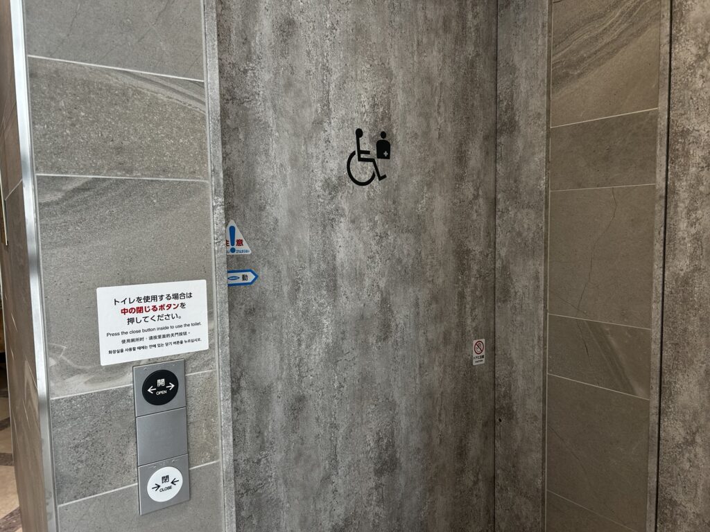10階多目的トイレのドア。