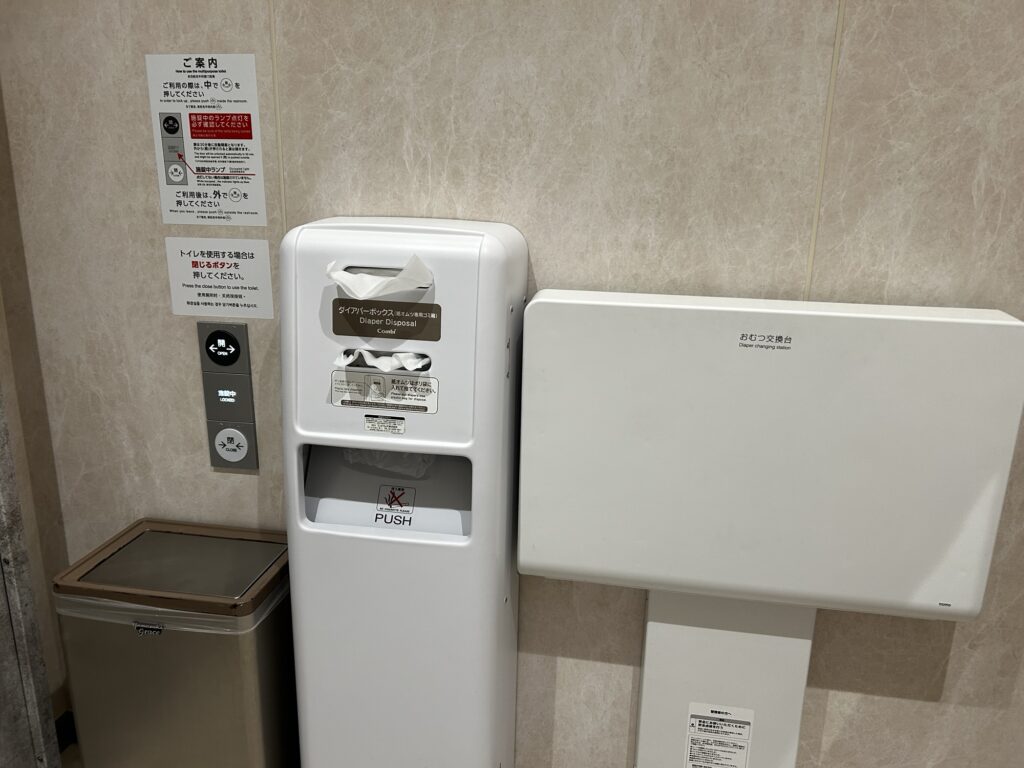 おむつ交換台の隣にはおむつ用のゴミ箱も有りました。