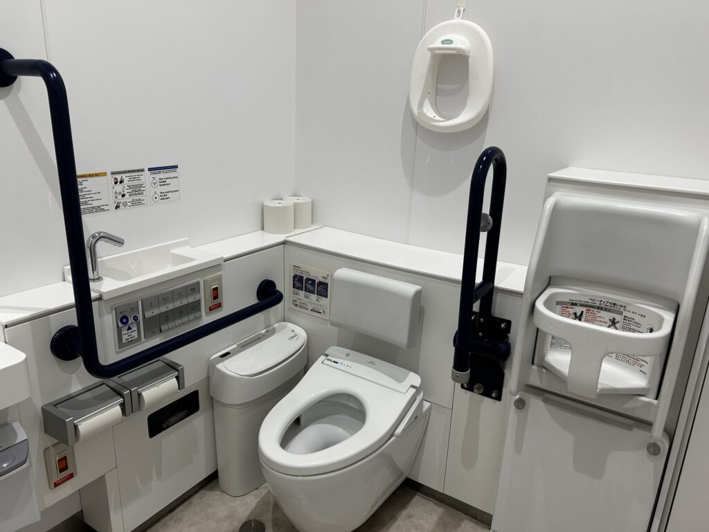 トイレとベビーチェアの様子。