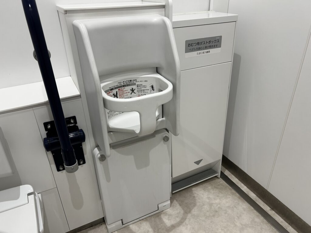 ベビーチェアの横にはおむつ用ダストボックスも備わっていました。