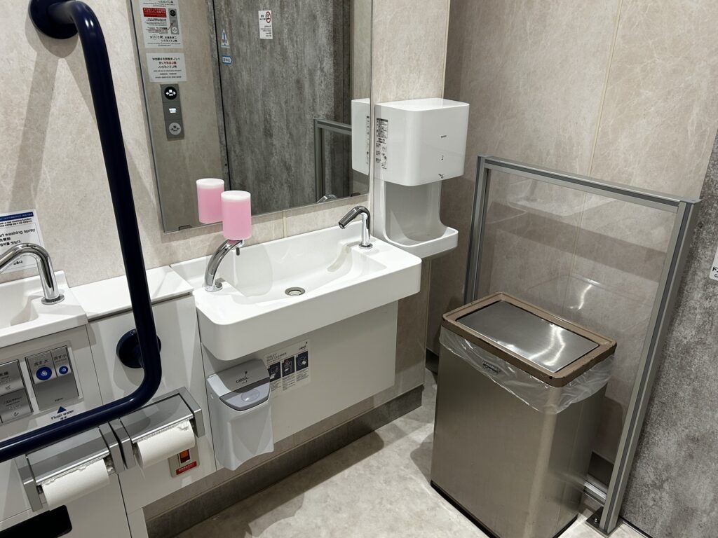 低い位置にアルコールスプレーがあります。