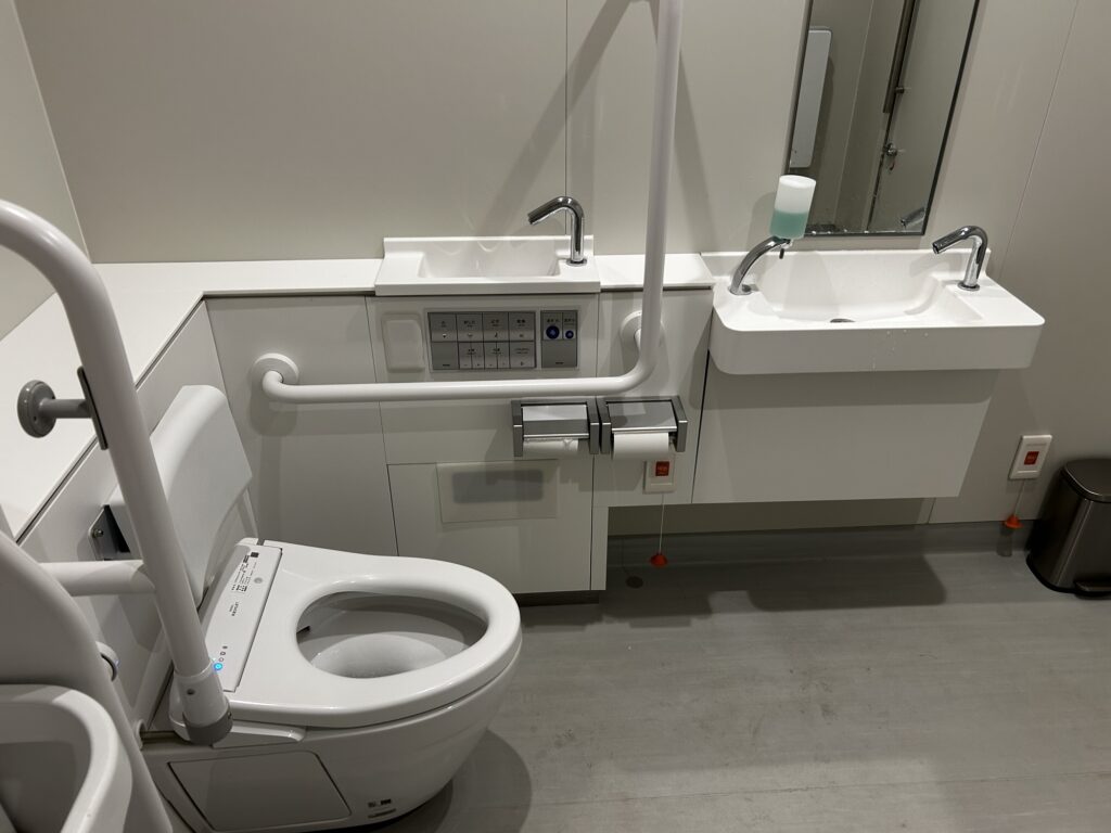 左側に壁と操作パネルが集まっています、