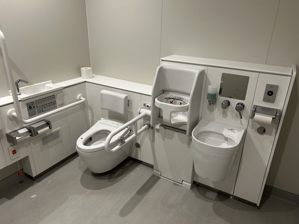 反対のトイレは作りも反対になっています、