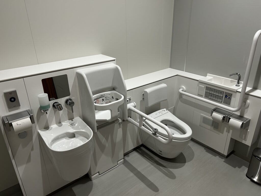 男性・女性それぞれのトイレにもバリアフリートイレが備わっています。