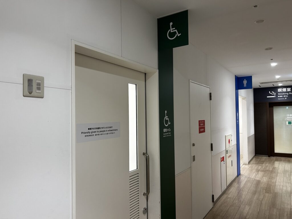 喫煙室近くのトイレの入り口