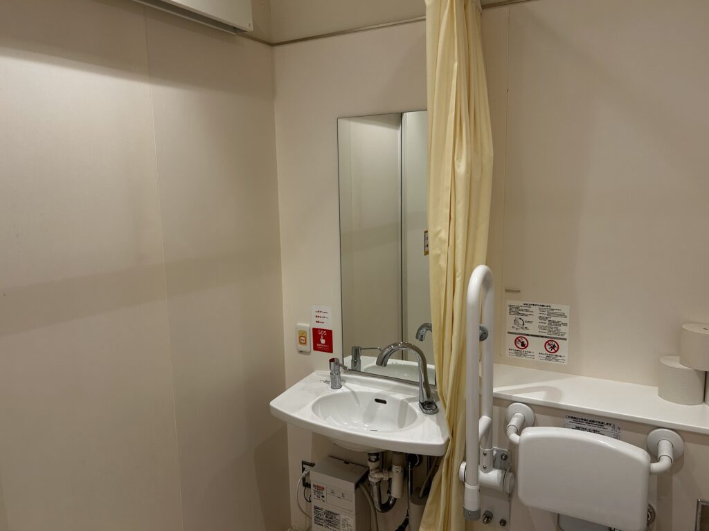 間仕切りカーテンと手洗い