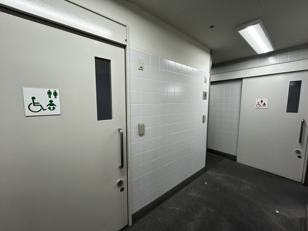 共用バリアフリートイレと、女性専用バリアフリートイレの入り口
