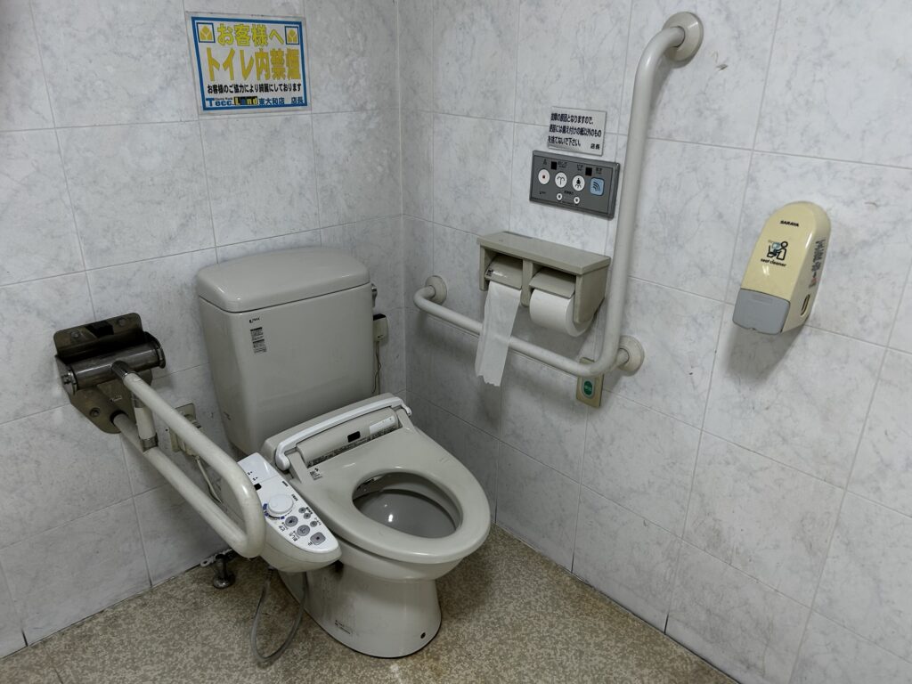 左側に壁があるトイレ