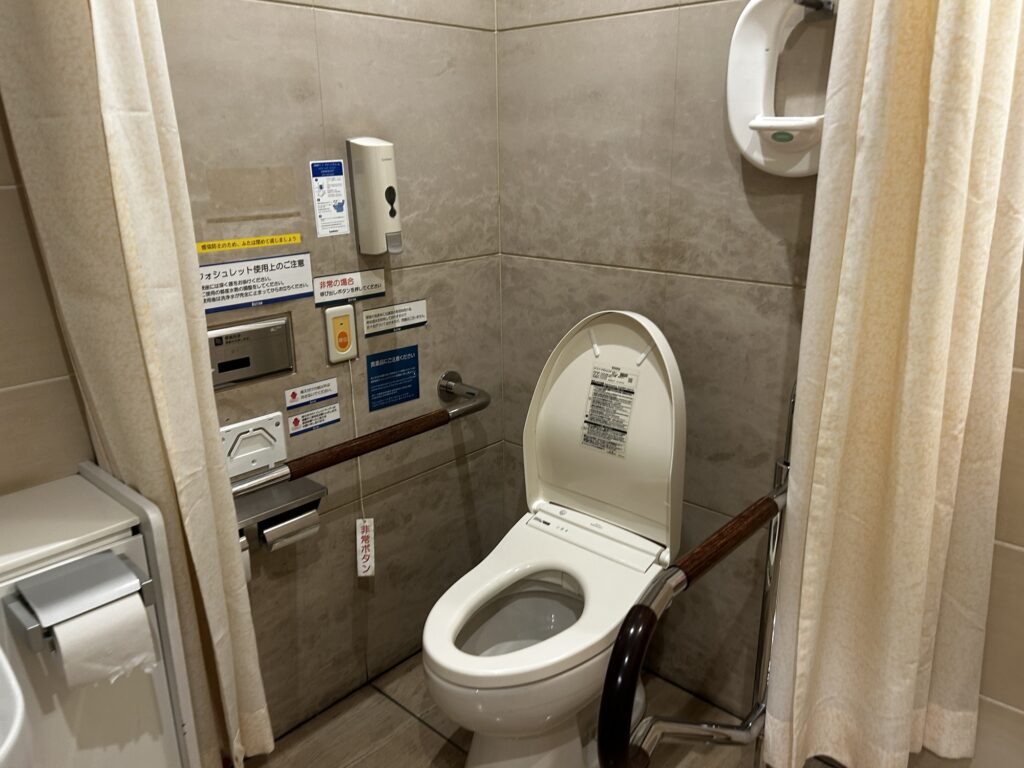 右側に壁と操作系がくるトイレの様子