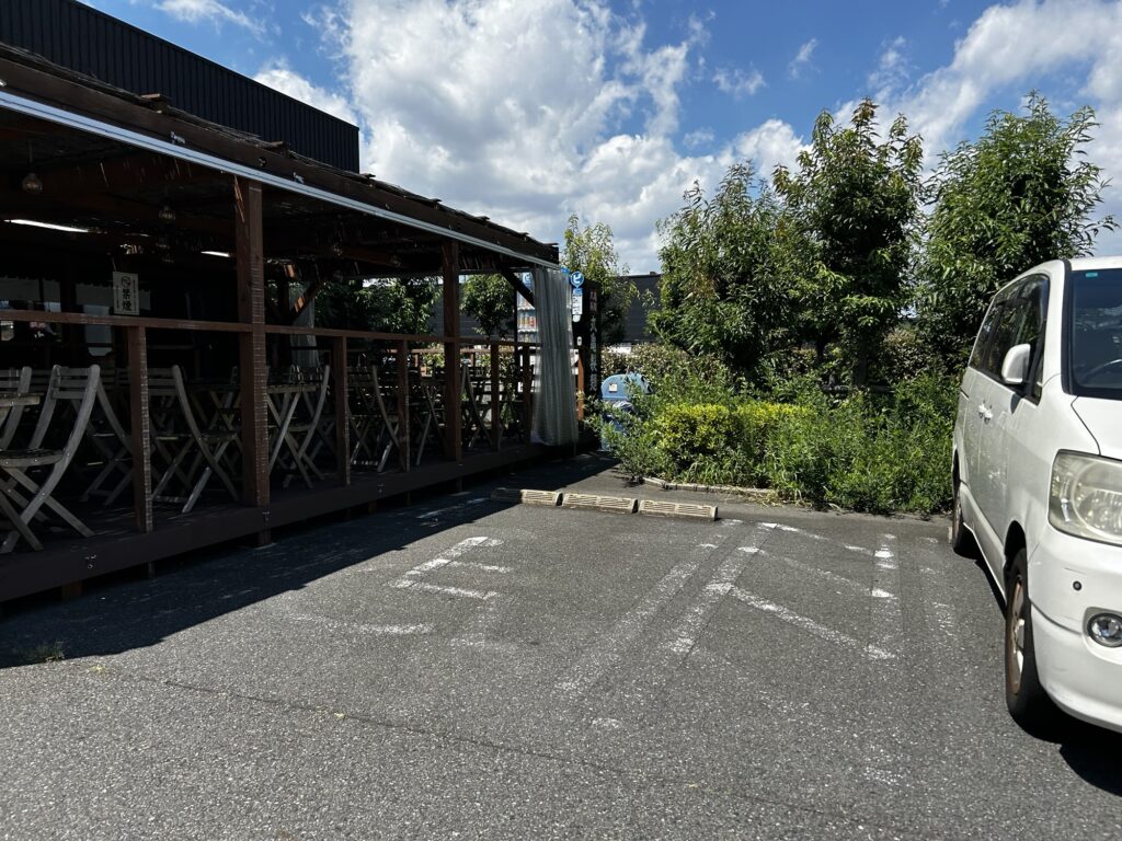 車椅子駐車スペース。すぐ横はテラス席。