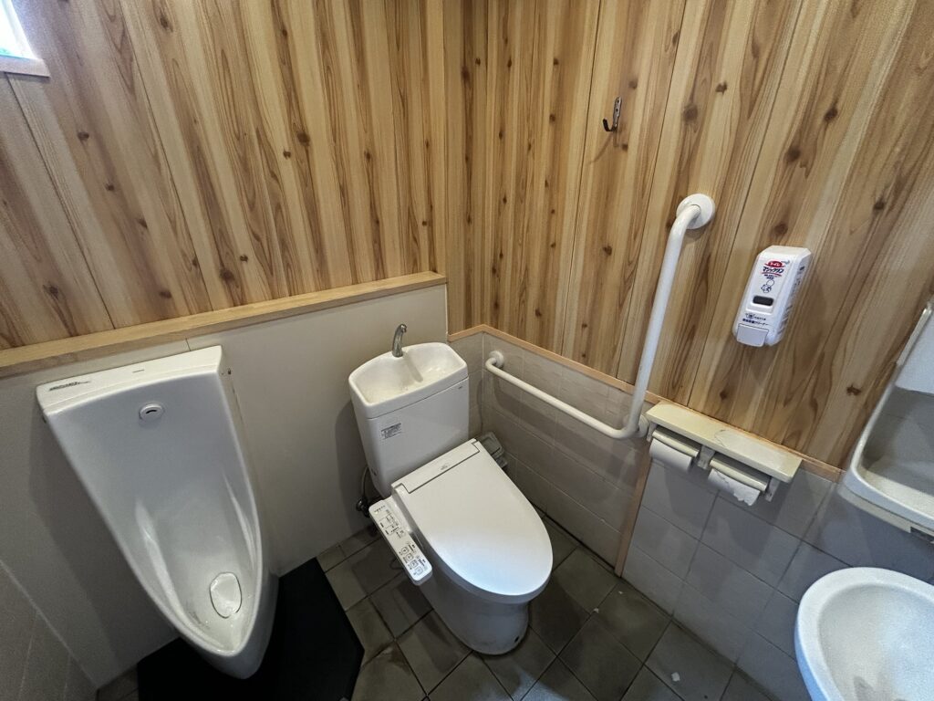男性用小便器と通常便器の様子