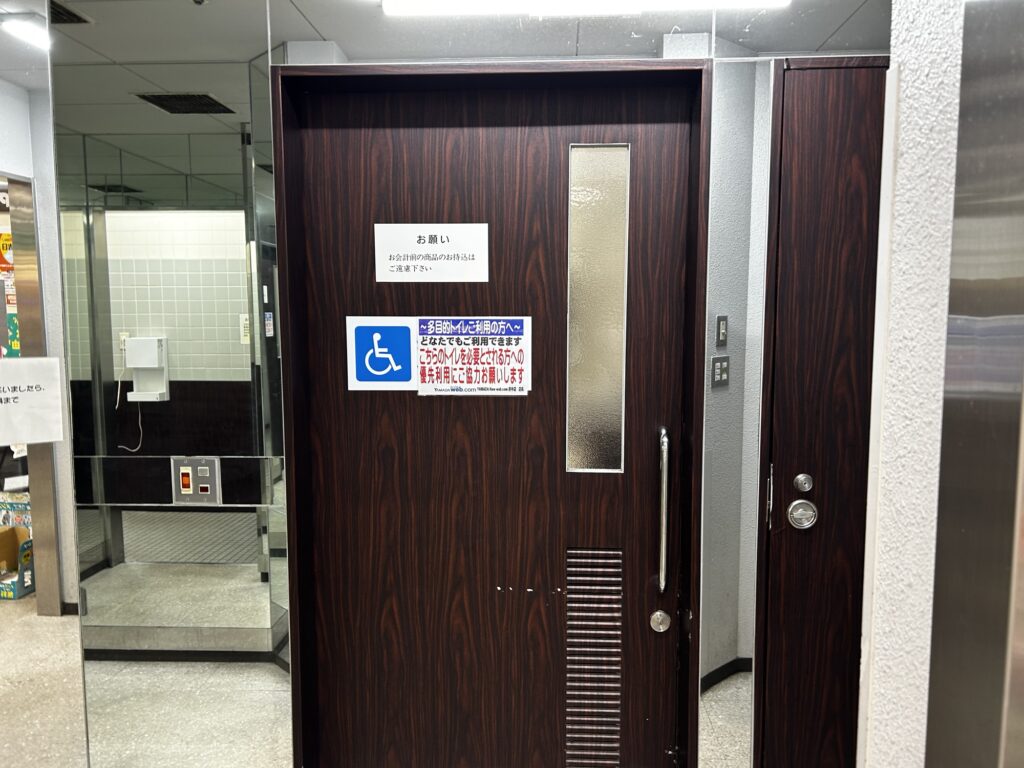 スライド式手動ドアのトイレ入り口