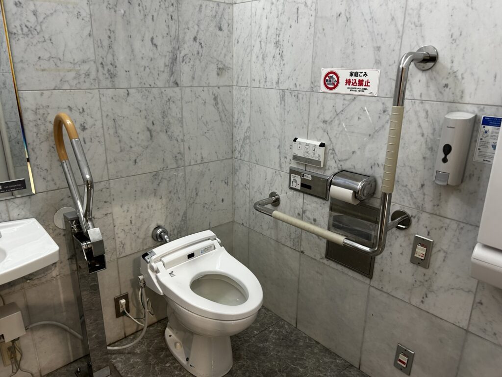 左側に壁があります。
