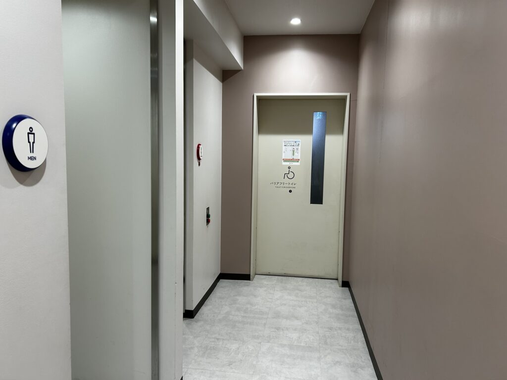 ボタン式自動ドアの入り口
