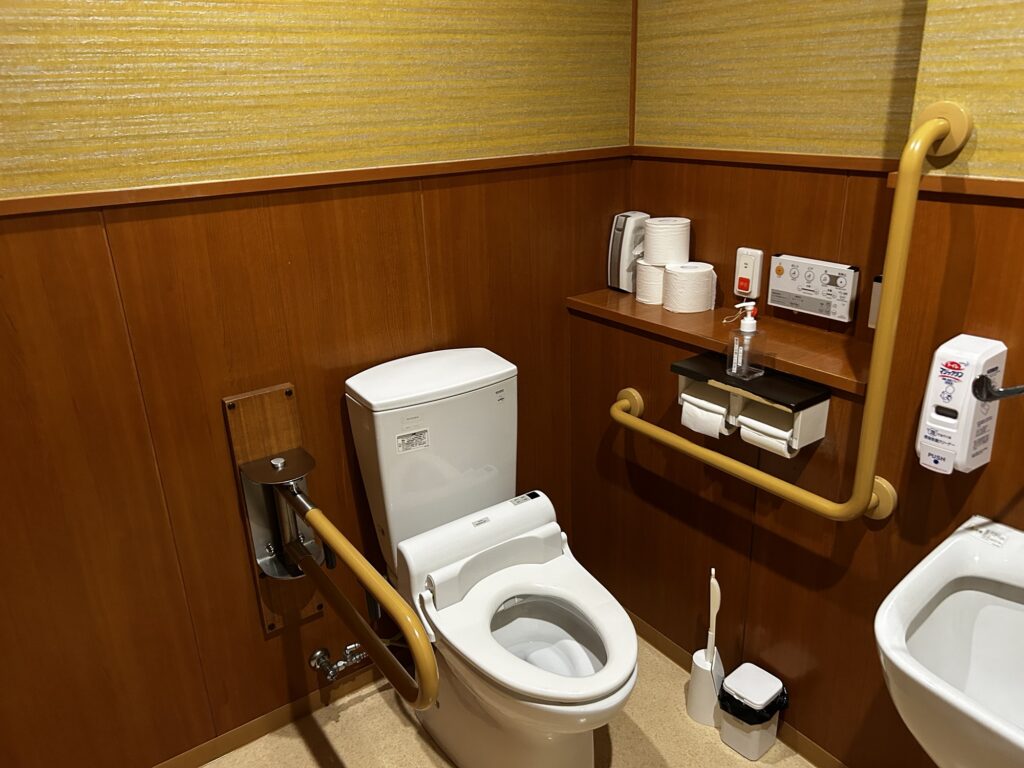 左側に壁と操作系がある