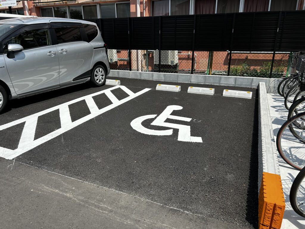 車椅子マークの優先スペース