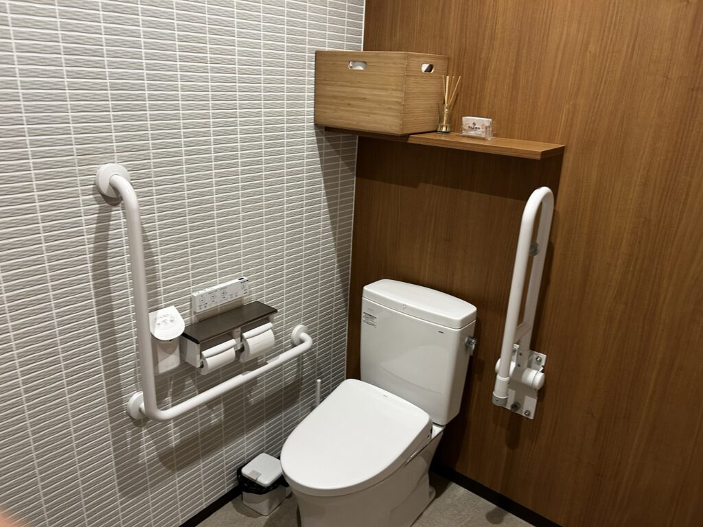 右側に壁と操作系がついていました。