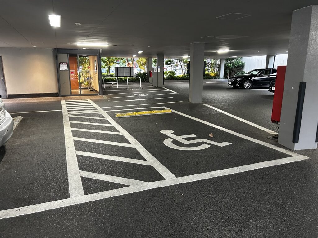 車椅子マークの駐車スペース