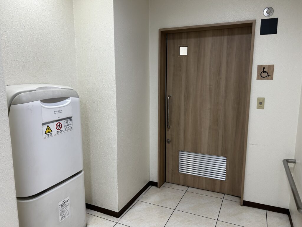 赤ちゃんのおむつ交換ベッド