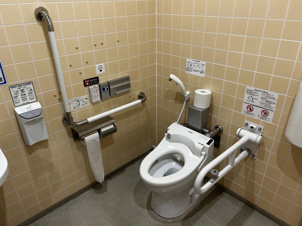 右壁のトイレ