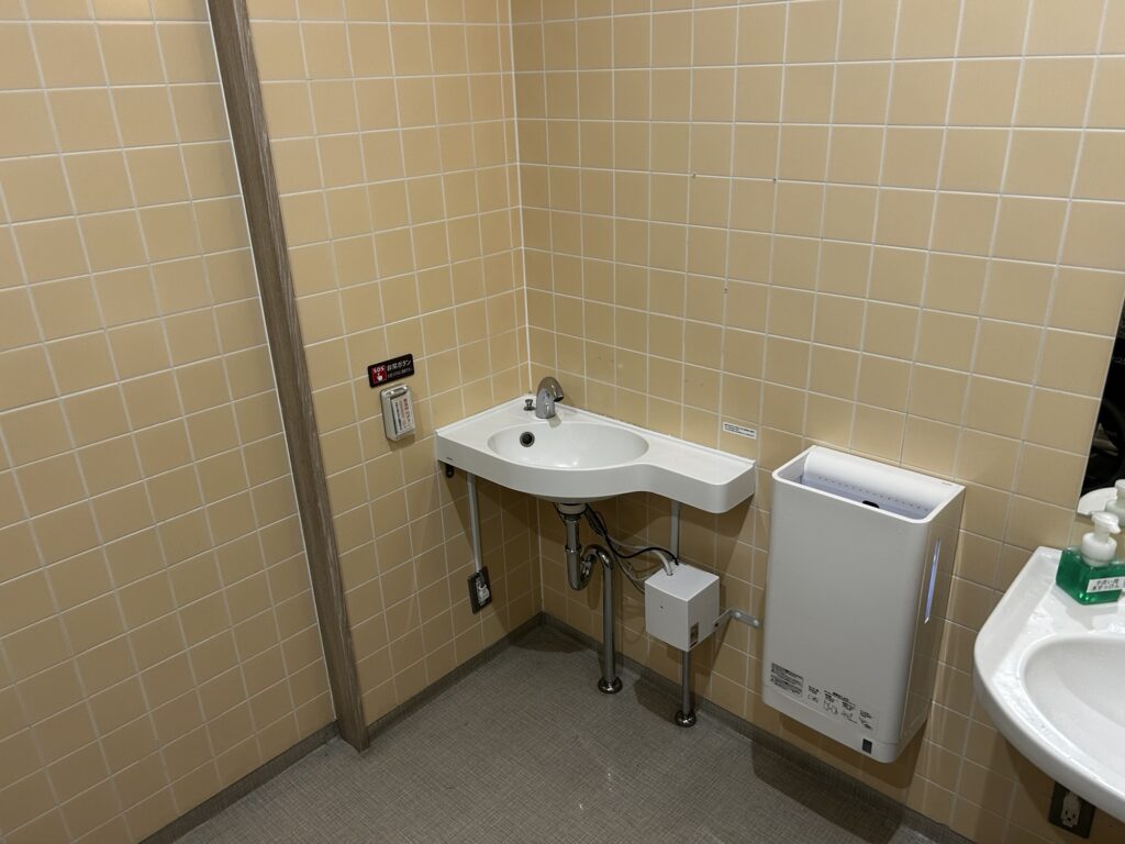 手洗い場とジェットタオル