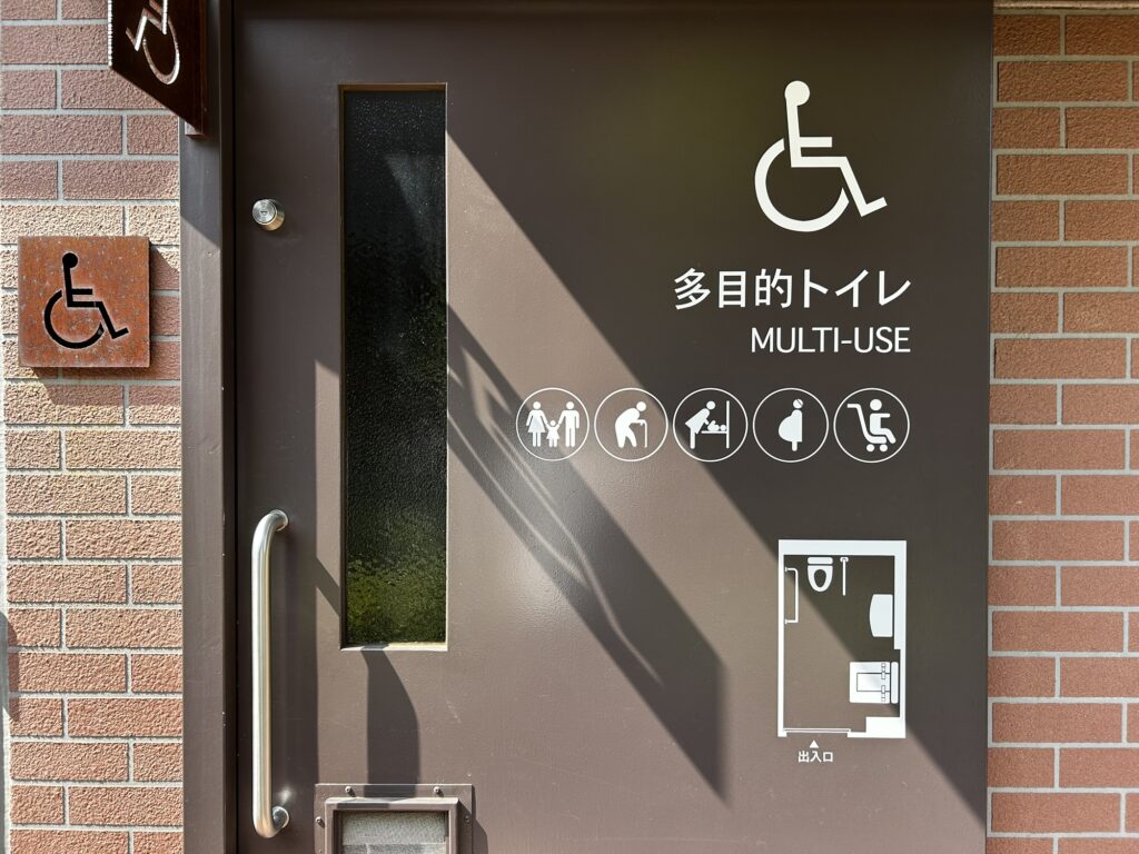 芝生広場すぐそばのトイレ入り口