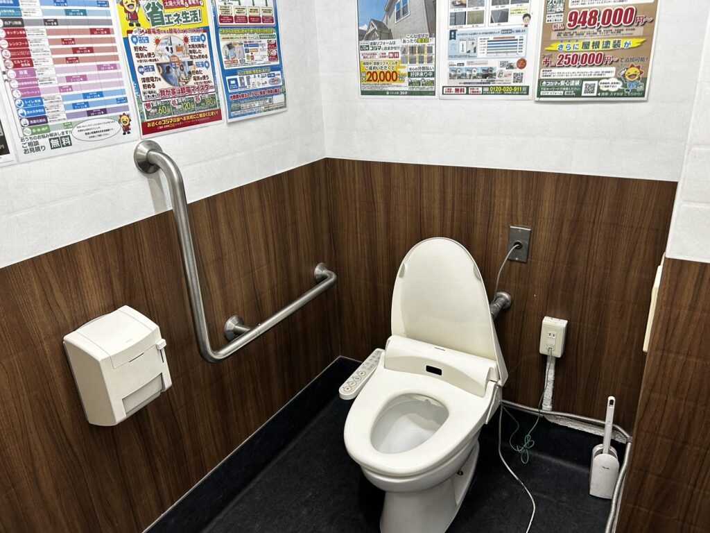 右に壁があるトイレの様子