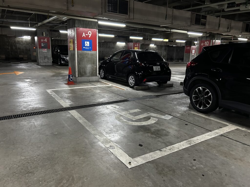 車椅子マークの駐車スペース