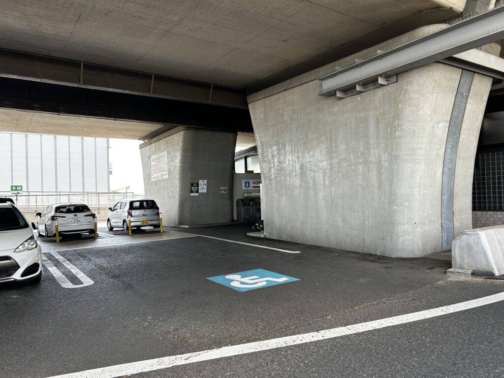外環道新倉パーキングエリアの車椅子優先駐車スペース