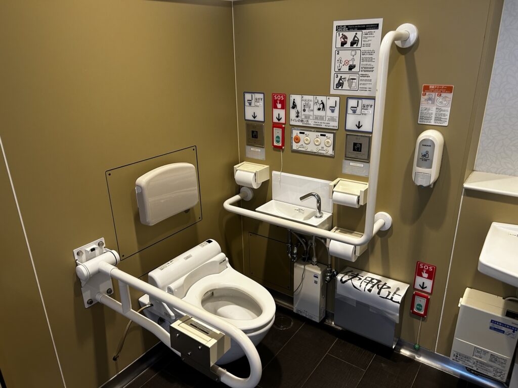 出口側多機能トイレ内の様子
