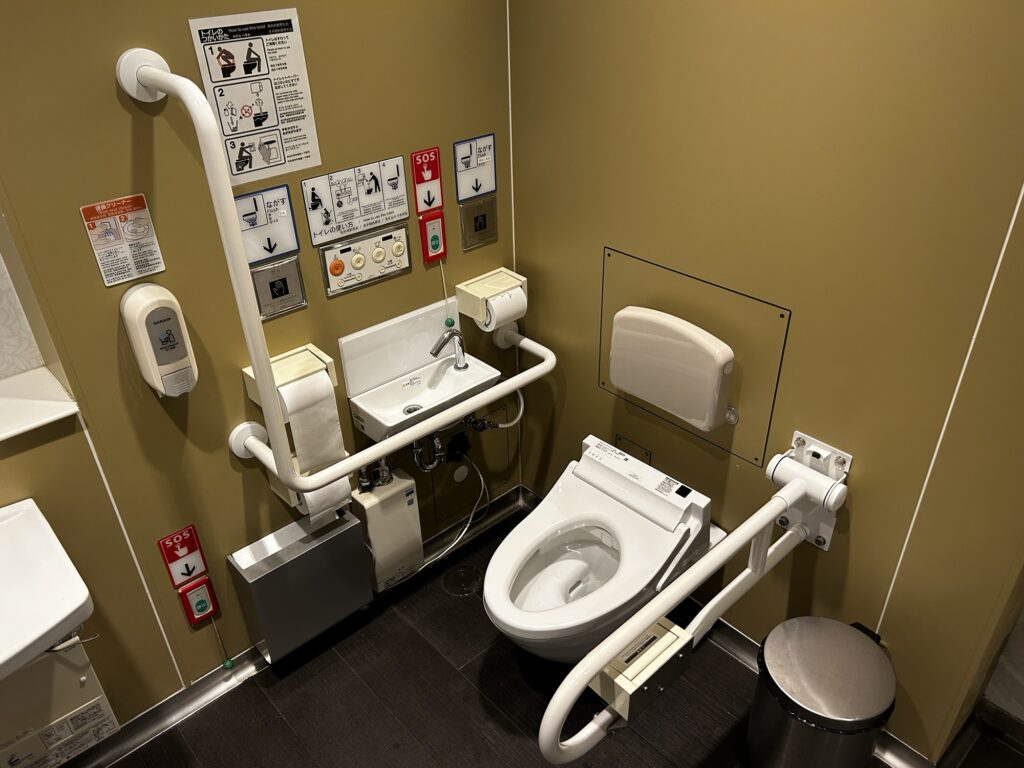 入り口側多機能トイレ内の様子