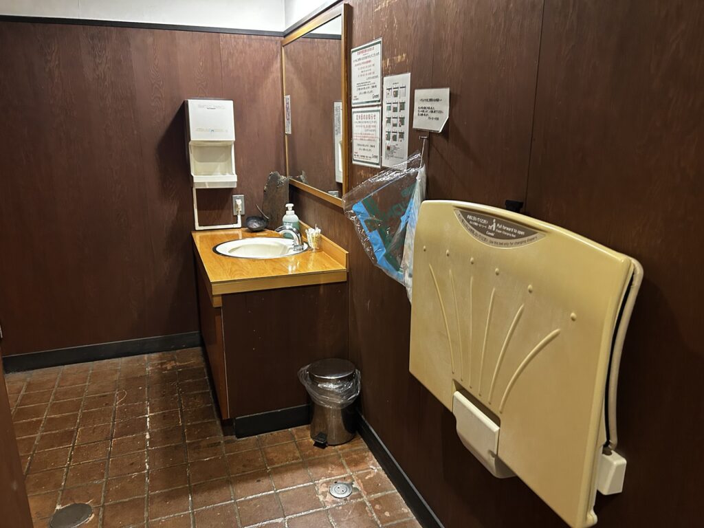 手洗い場と赤ちゃん用おむつ交換ベッド