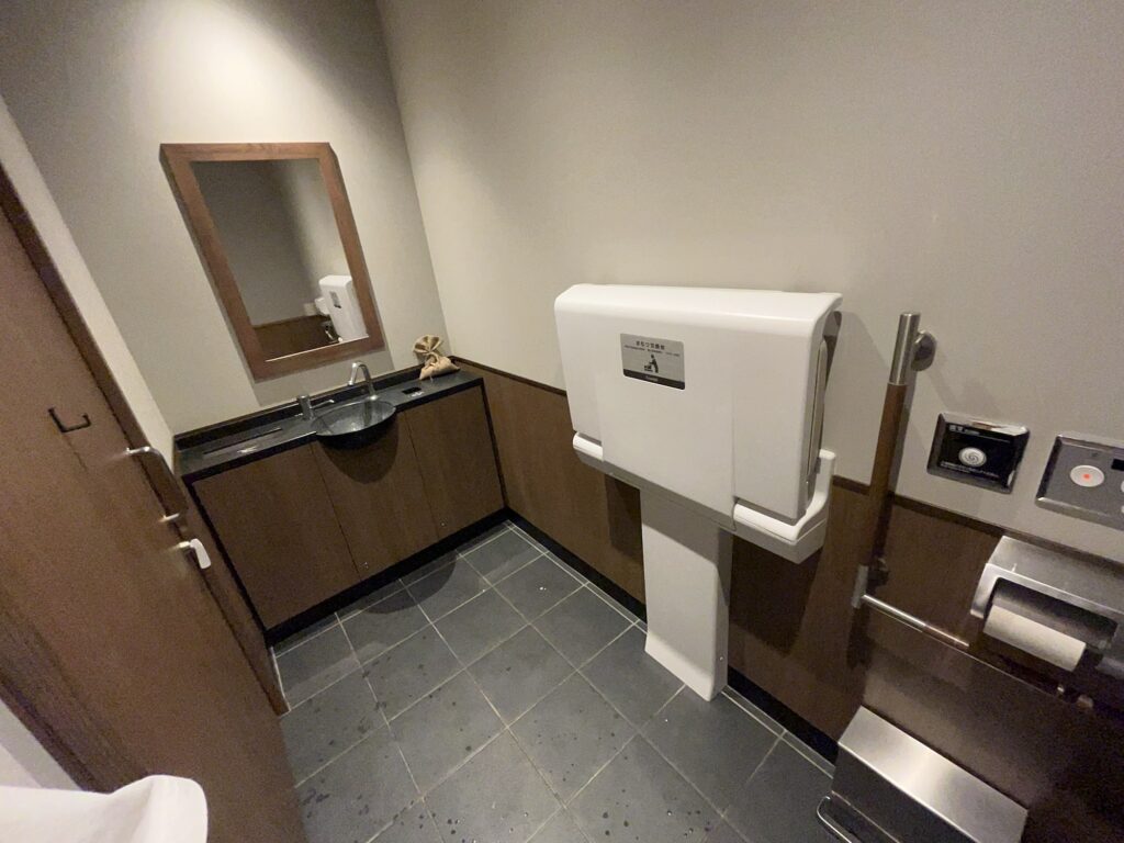 トイレ内部とおむつ交換ベッド