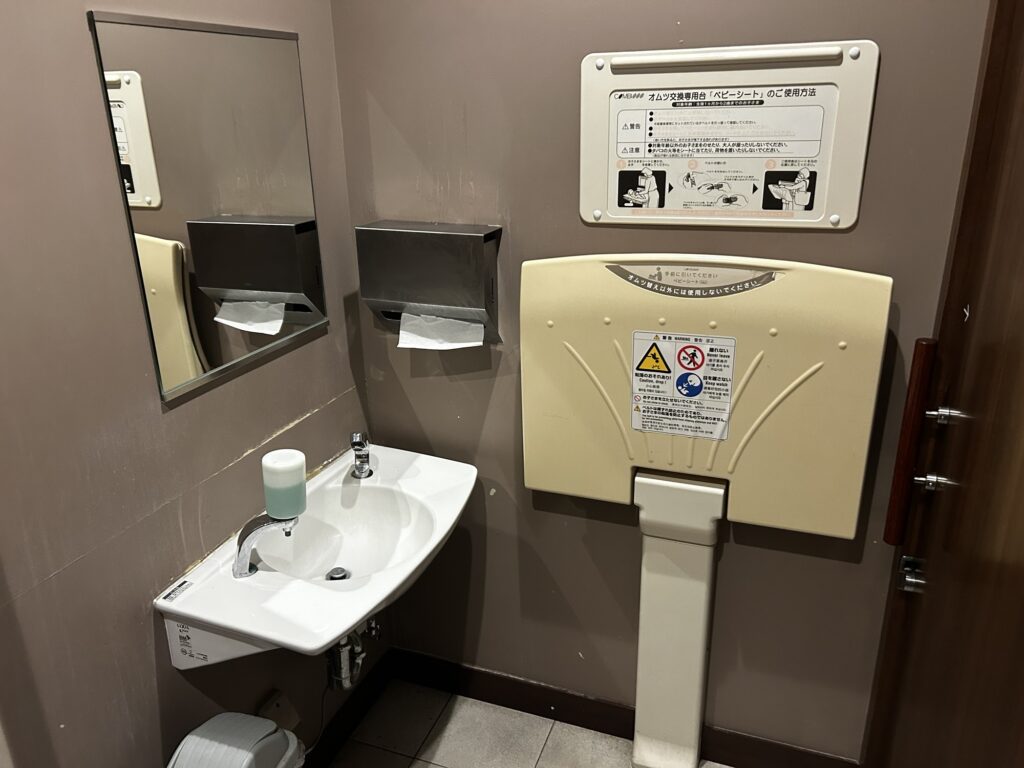 手洗い場と赤ちゃん用おむつ交換ベッド