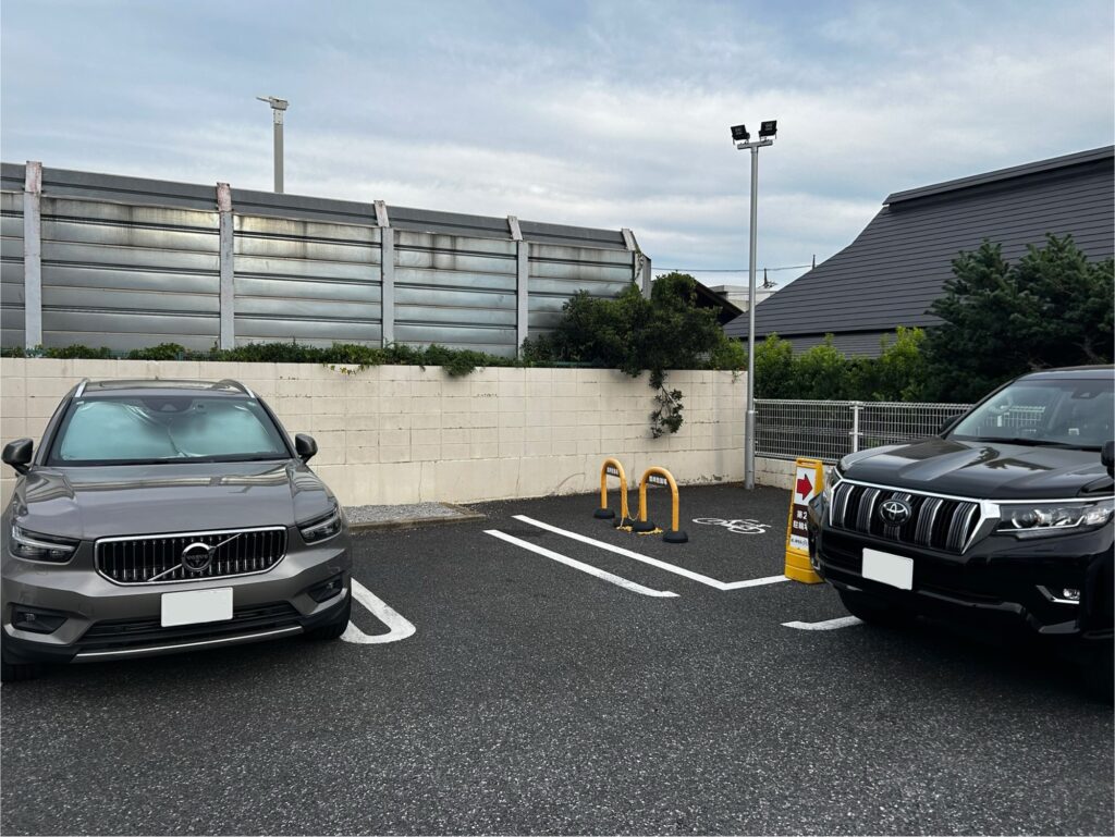 角の駐車場と駐輪スペース