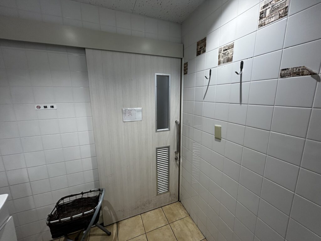 内側から見たドアと壁(ものをかけるためのフックが付いている0
