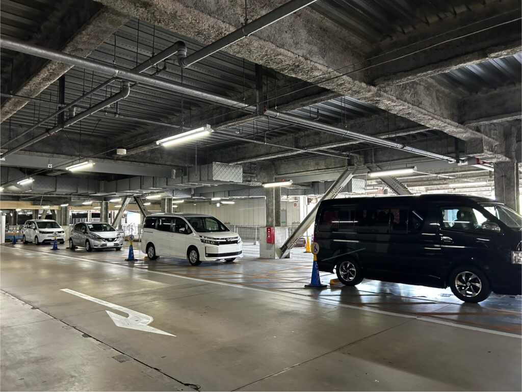 駐車場1階の縦列式車椅子優先スペース