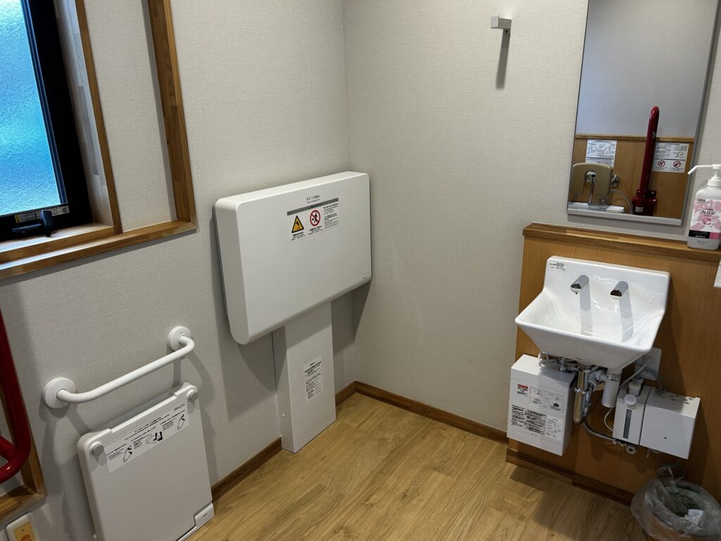 着替えボードとベビーベッド