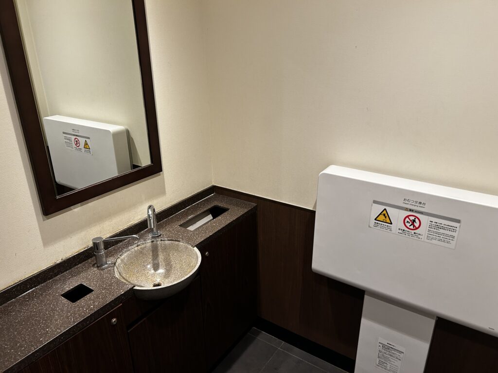 手洗い周辺とベビーベッド