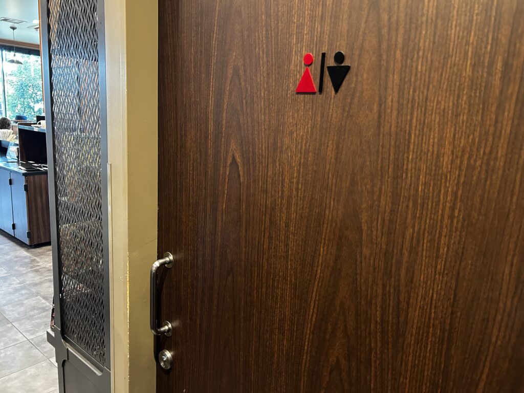 多目的トイレの扉