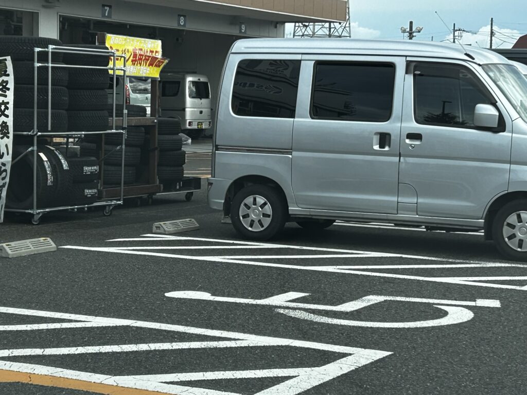 車椅子マークの駐車場
