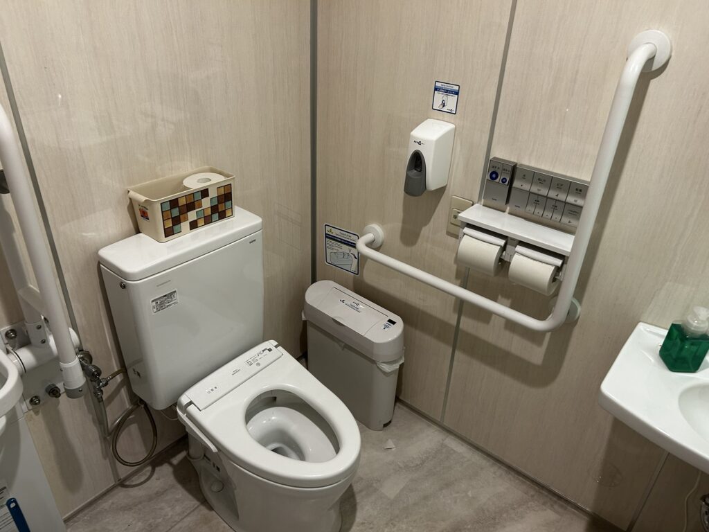左壁のトイレ